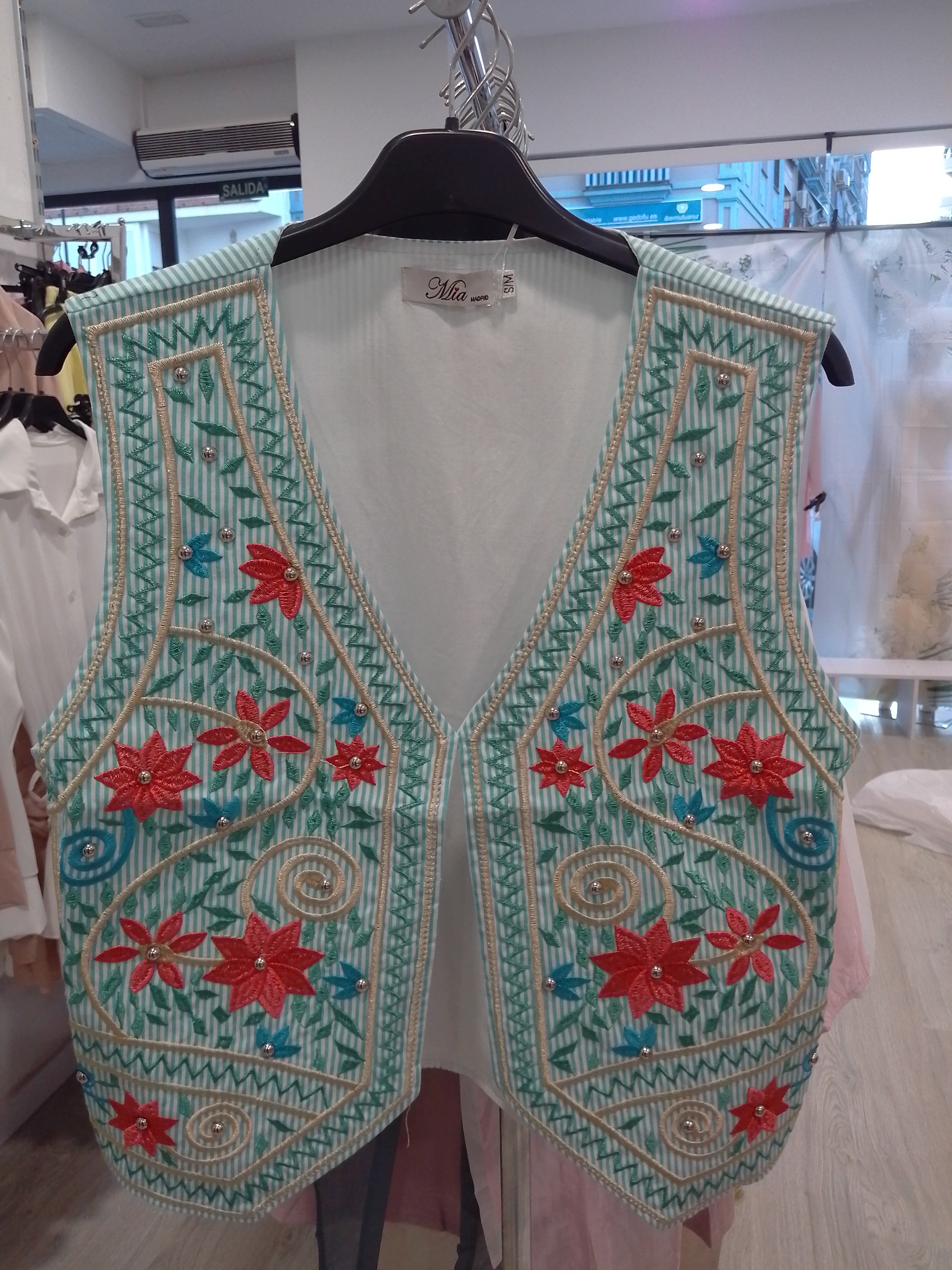 Chaleco flores y tachuelas